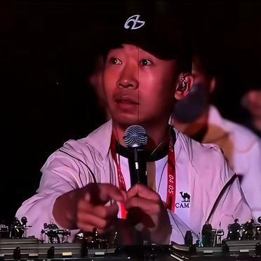 周杰伦对点歌的杨迪摆手说没准备。
全场都以为要尴尬了。
杨迪下一秒喊出《爱琴海》