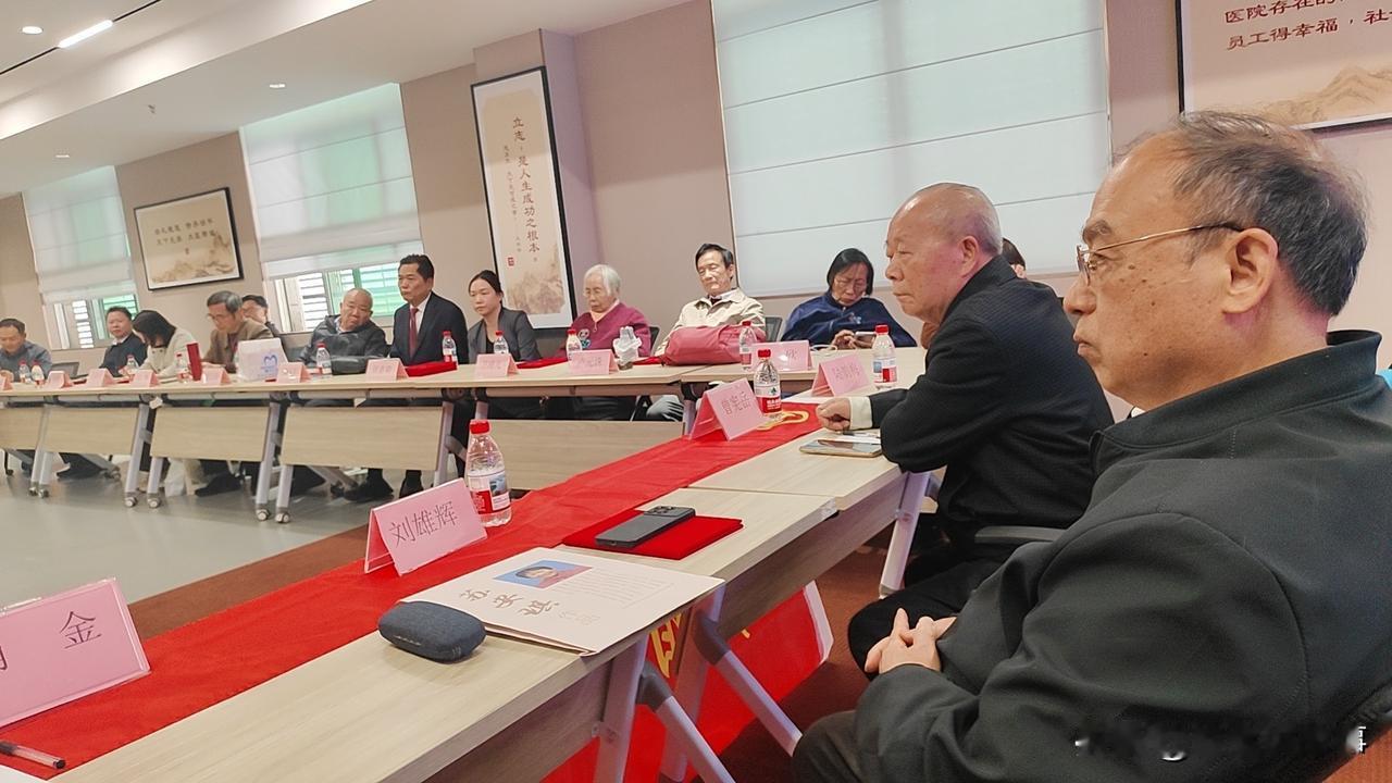 2月2日下午，广州市老科协“夕阳正红讲师团”工作会议暨授牌活动在暨南大学穗华口腔