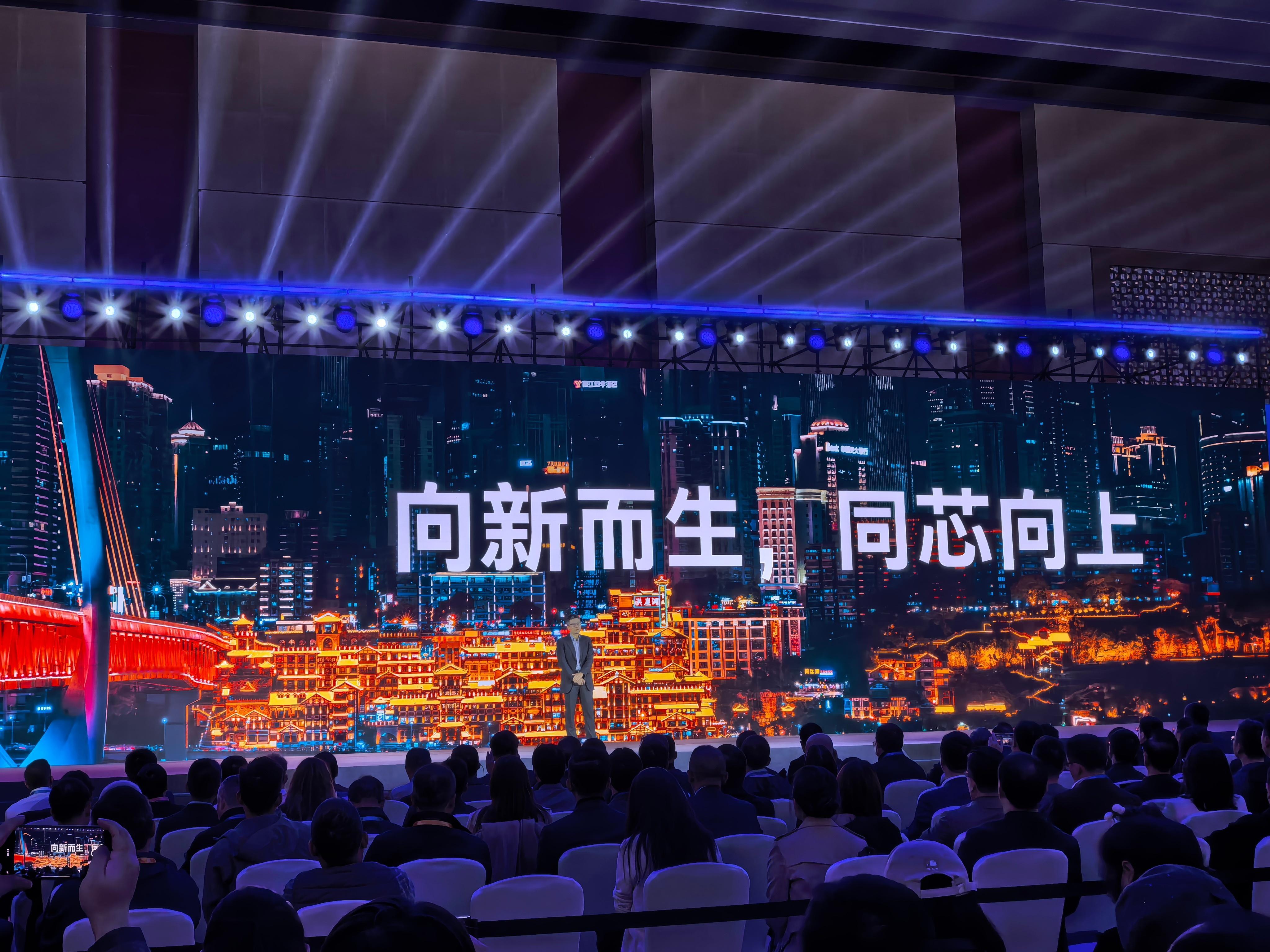 英特尔在昨天技术创新大会上官宣首款采用Intel 18A（约1.8nm）工艺的P