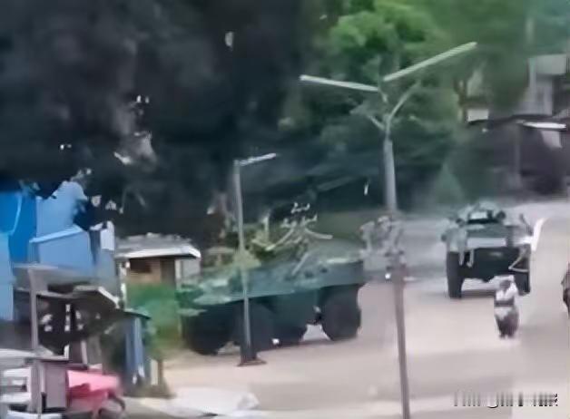 突发，菲律宾又出事儿了！10月28日，南部蒂波蒂波镇爆发武装冲突，多辆装甲车冲进