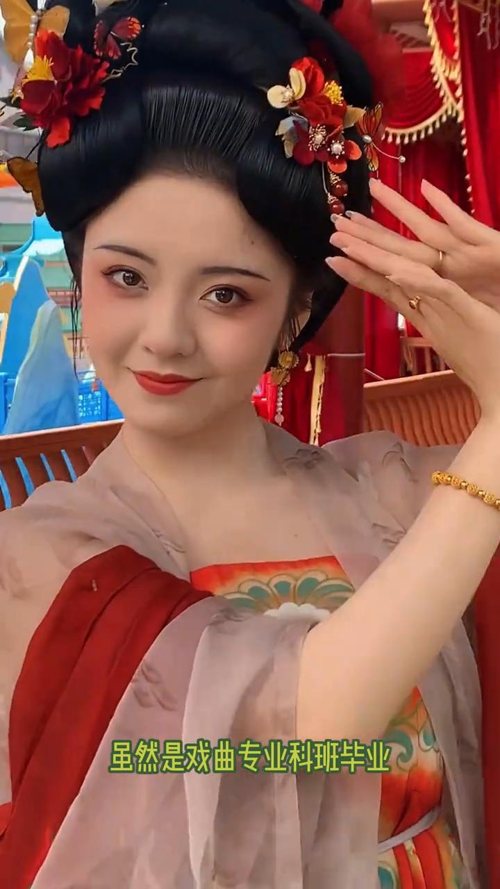 才发现四月真的好明智。虽然是戏曲专业科班毕业，但是并没有直接进竞争激烈的演艺圈，