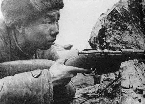 皮定均奖励神枪手一双翻毛大头皮鞋，然而，他并没有穿。

一个月后，他又把这一双皮