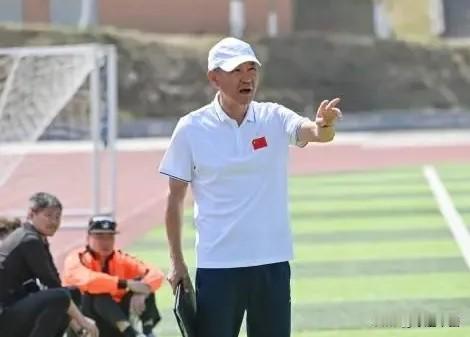 山东足坛，胡波是殷铁生帐下极具辨识度的防守悍将。既能镇守中卫，也可回撤出任防守型