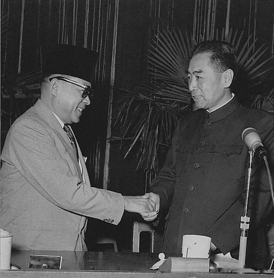 1957年9月24日，周恩来总理在政协礼堂欢迎印度尼西亚前副总统哈达博士对我国政