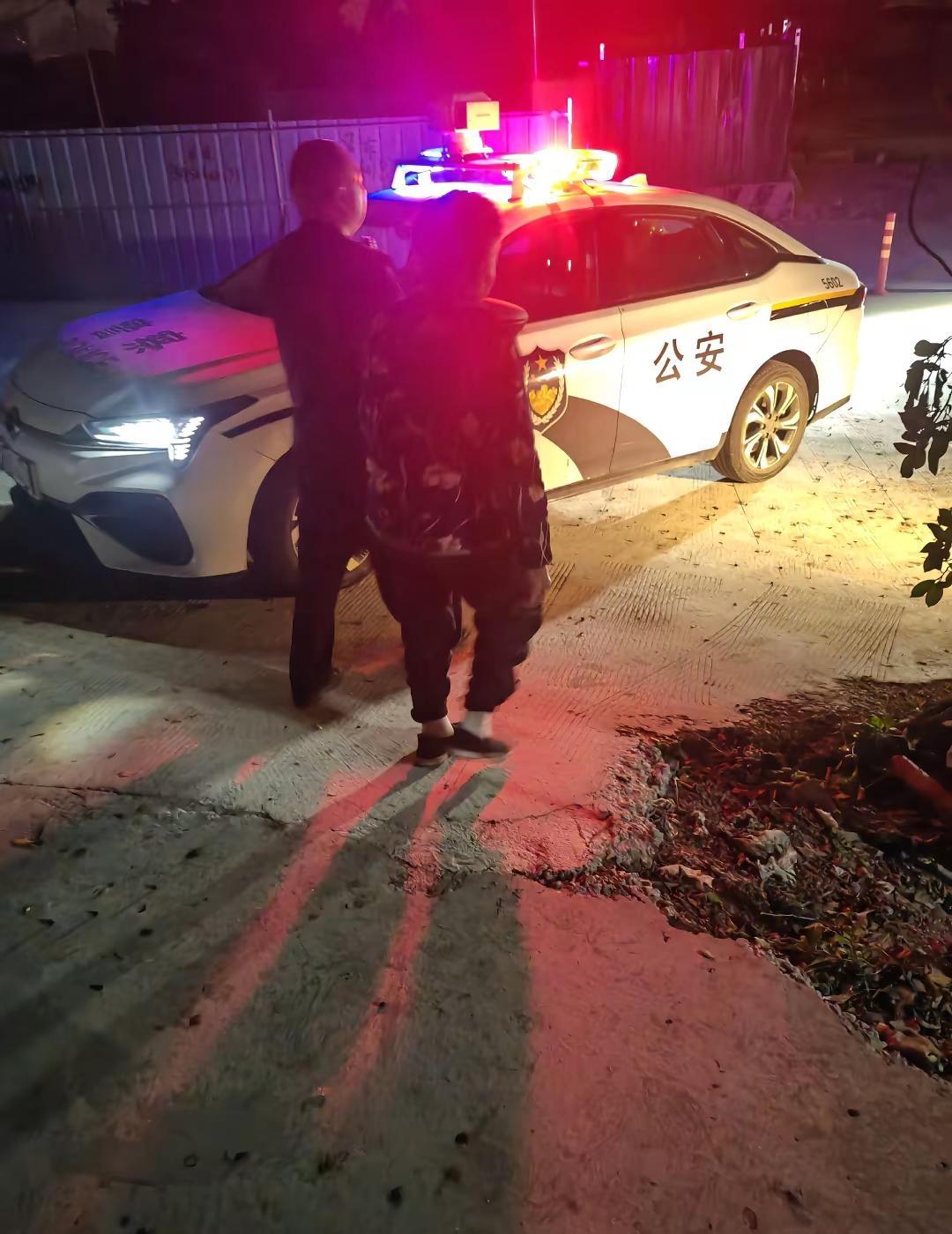 晚上就发现路边一个老人，还以为她在散步，等12点以后还发现是她一个人，我就叫她来