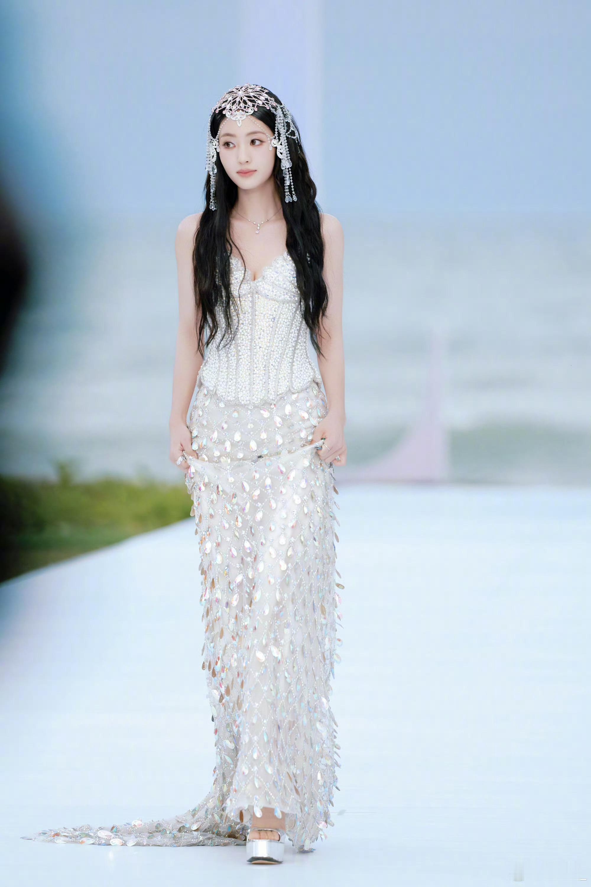 邢菲拖着一尾钻石裙谁还没被邢菲的钻石裙美到！细碎钻饰铺满裙摆，走动间流光溢彩，仿
