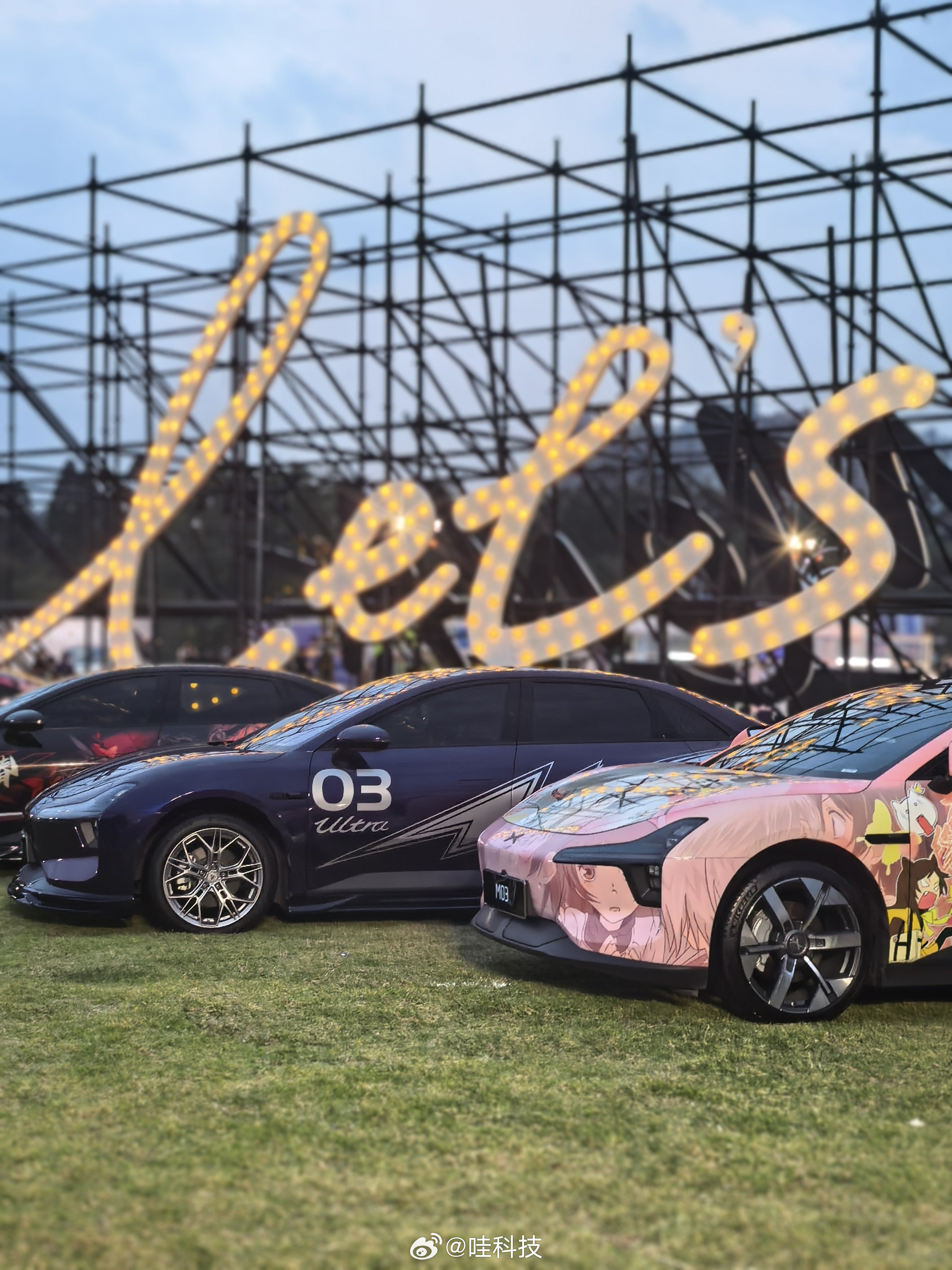 2026款小鹏MONA M03来了 看音乐节欧阳娜娜开新款MONA冒雨参加发布会