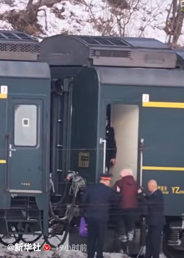 冰天雪地中的温情
吉林白山乘务人员好样的！

1月11日，新华社报道了一段感人的