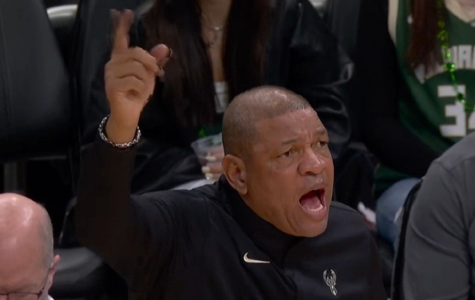 里弗斯自杀式叫暂停 比赛最后时刻雄鹿以116-123落后，且球队已无暂停名额。里