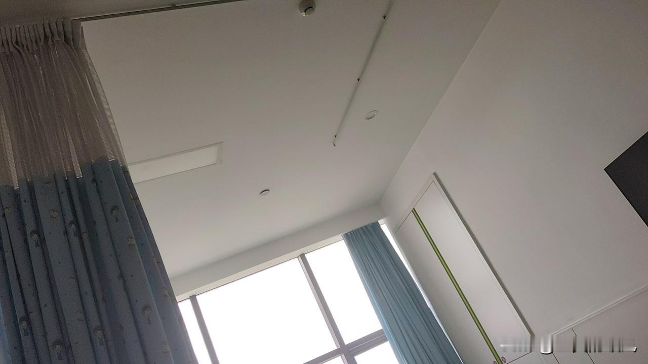 儿子动手术割扁桃体和腺样体！
难受的是家长！
他哭，你心疼！
他不说话，你担心！