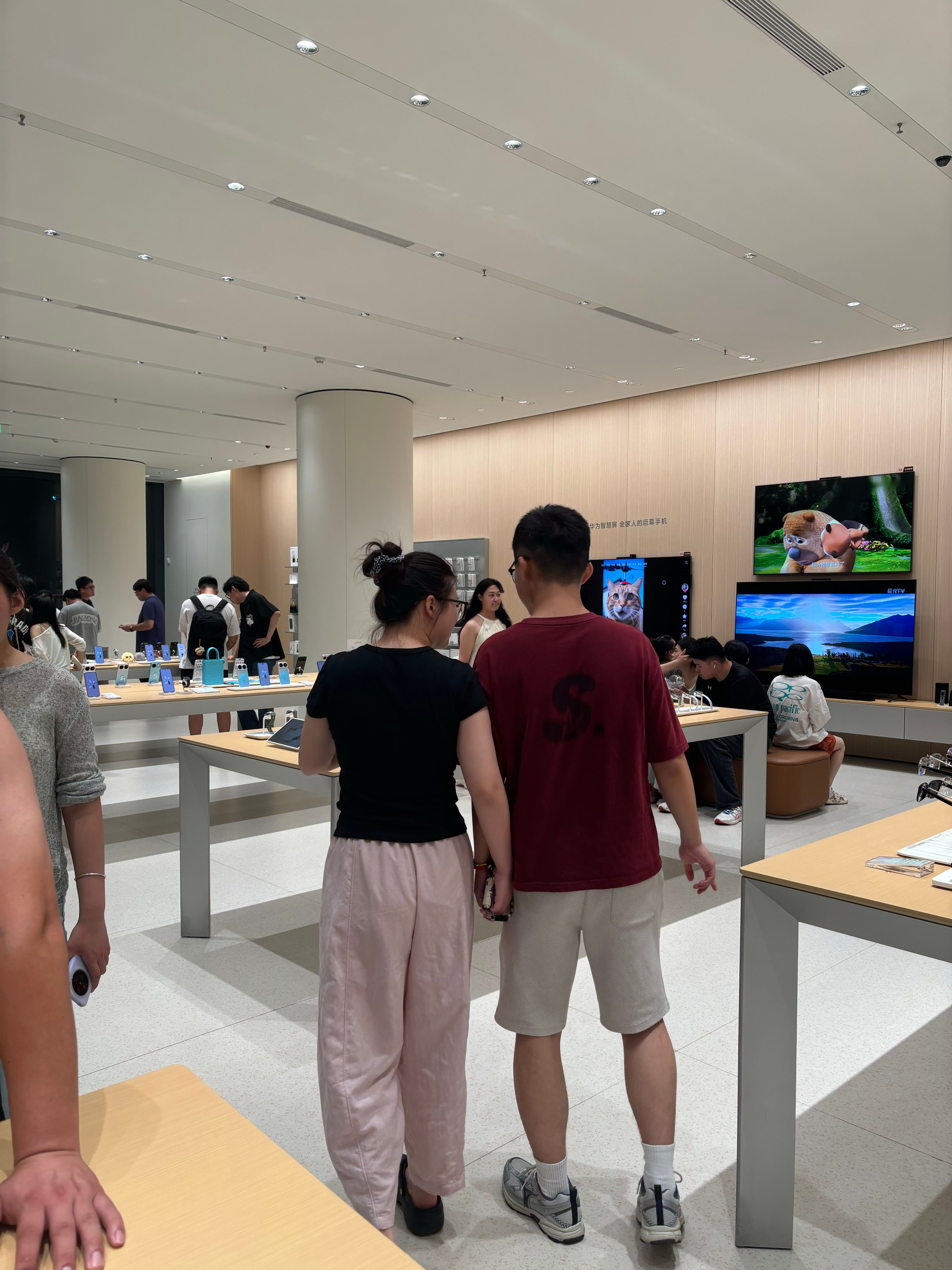 出来逛街，华为门店都这个点了怎么还这么多人？