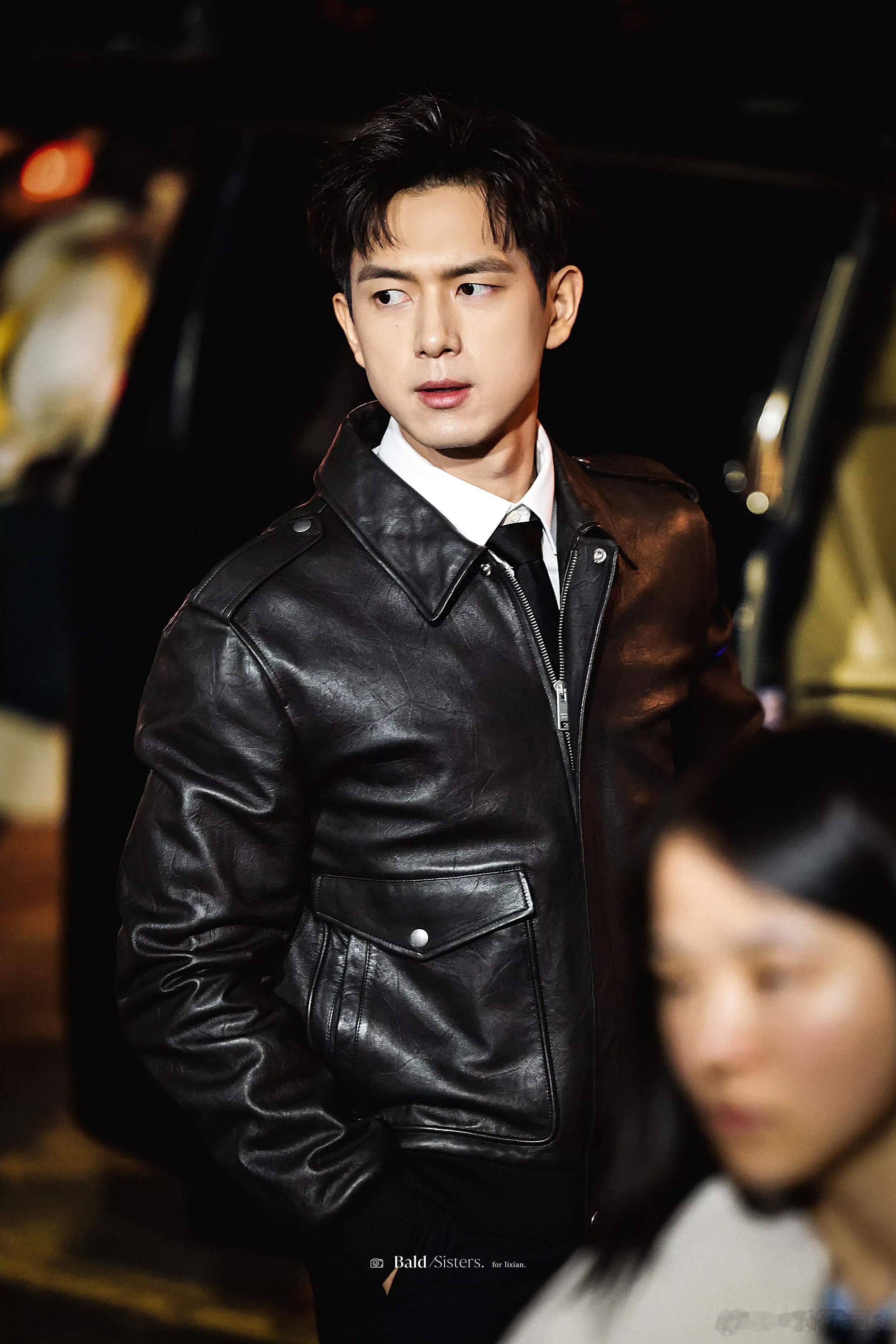 李现 春晚彩排！皮衣男神，随手一拍就是大片！ 