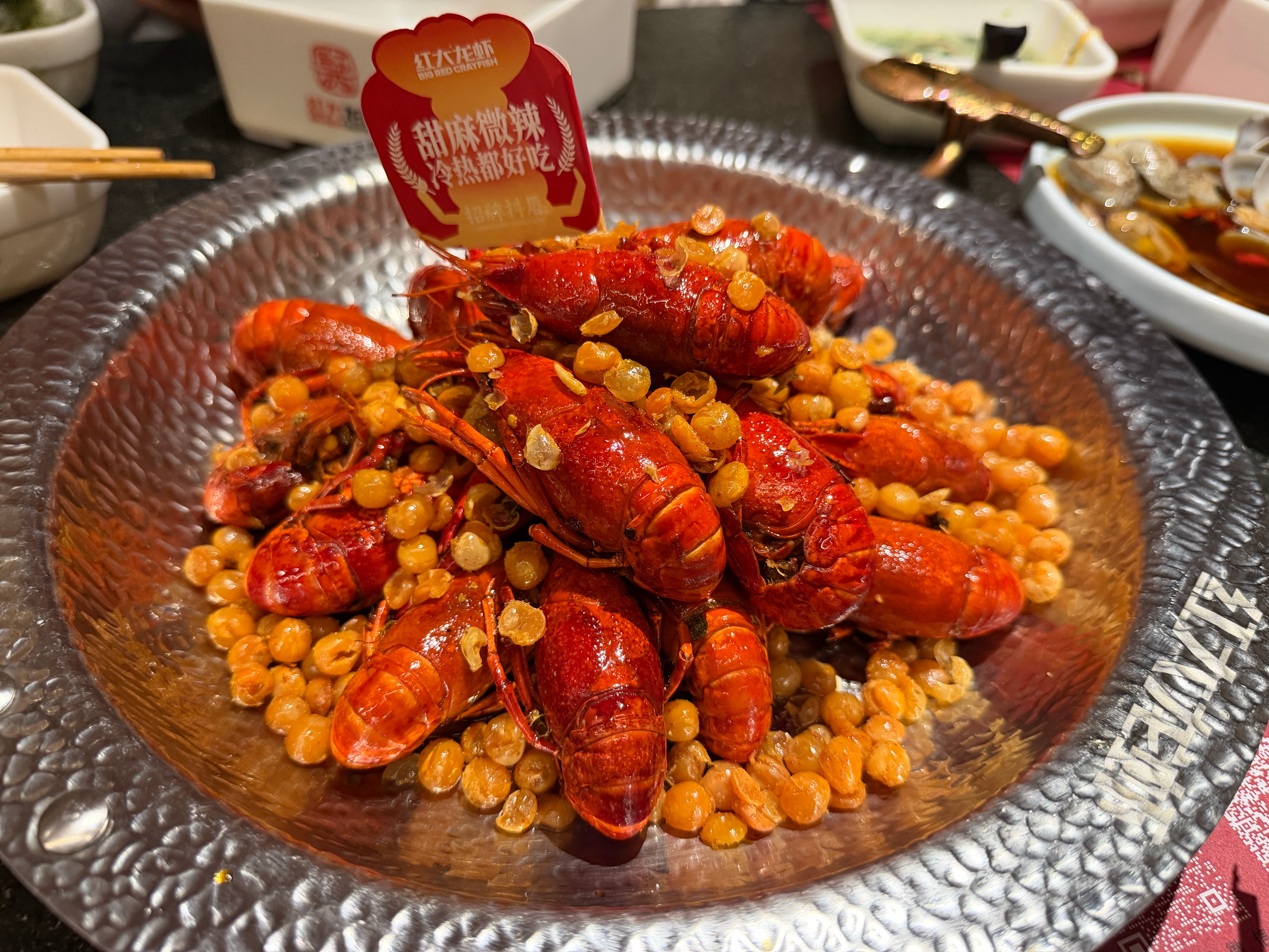 甜甜的、麻麻的、辣辣的，吃完之后嘴唇抖抖的，这是我最爱的抖唇龙虾。 