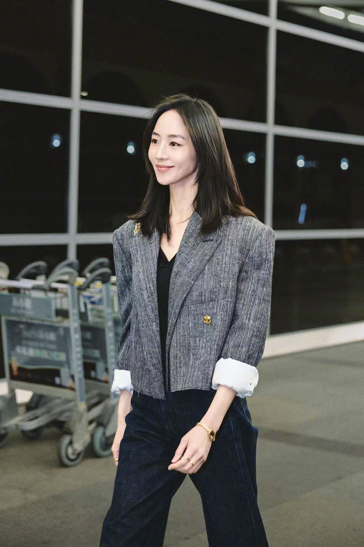 张钧甯去巴黎带了半行李箱泡面 哇塞也太馋了吧，简直演我同款零食柜。想知道另一半箱