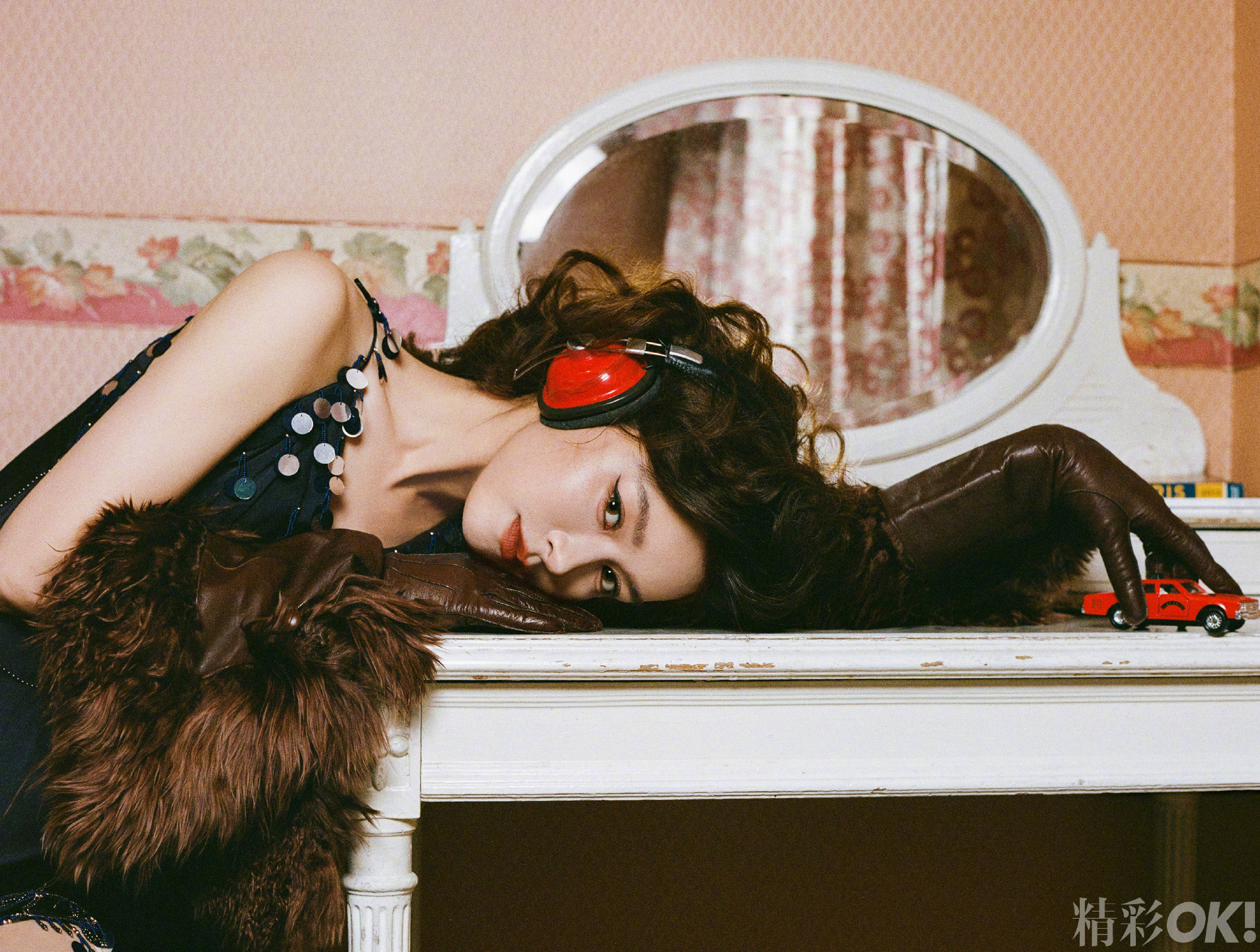 文咏珊出个国零食都是XXL号文咏珊四月杂志封面表现力真的绝！自带高级冷感却抱着超