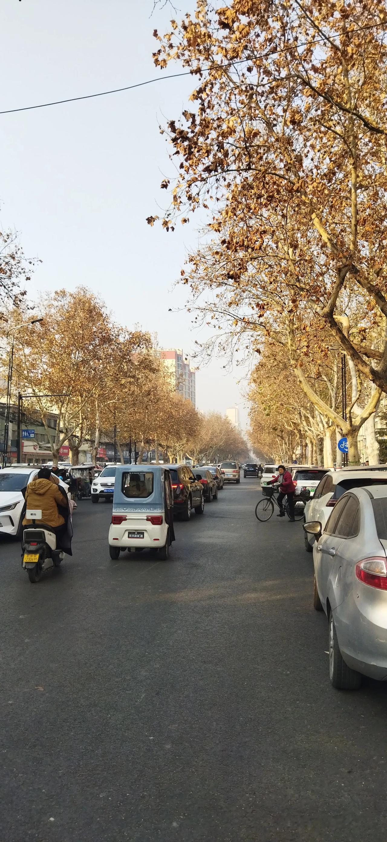 这是开封市汉兴路上午的街景，位置在开封市西区。拍摄这段路上，北边是开封市三毛三毛