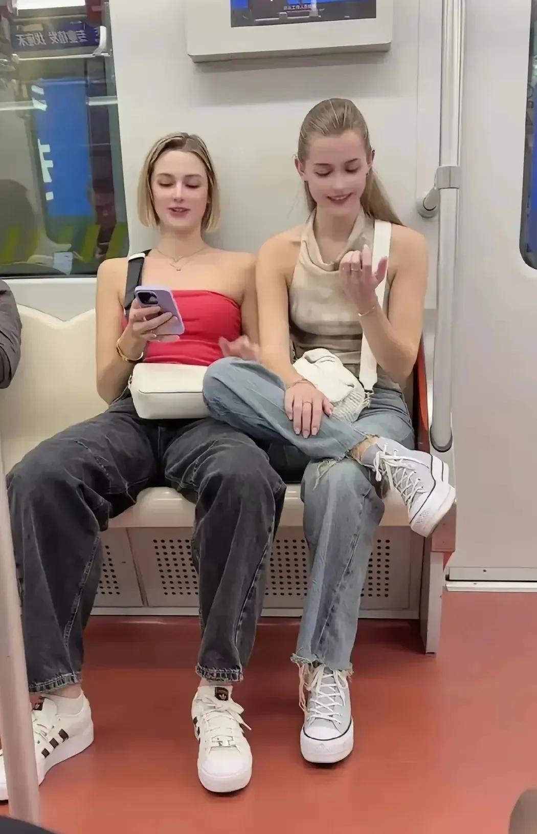 坐地铁时遇到两个外国美女，有种心动的感觉，想过去搭讪一下，怎么打招呼好呢？