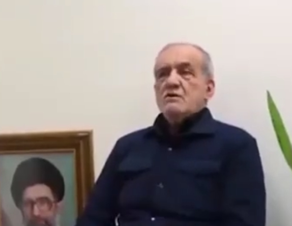 有点书生气！同时背景照片已经换成新领袖了！【当地时间11日，伊朗总统佩泽希齐扬在