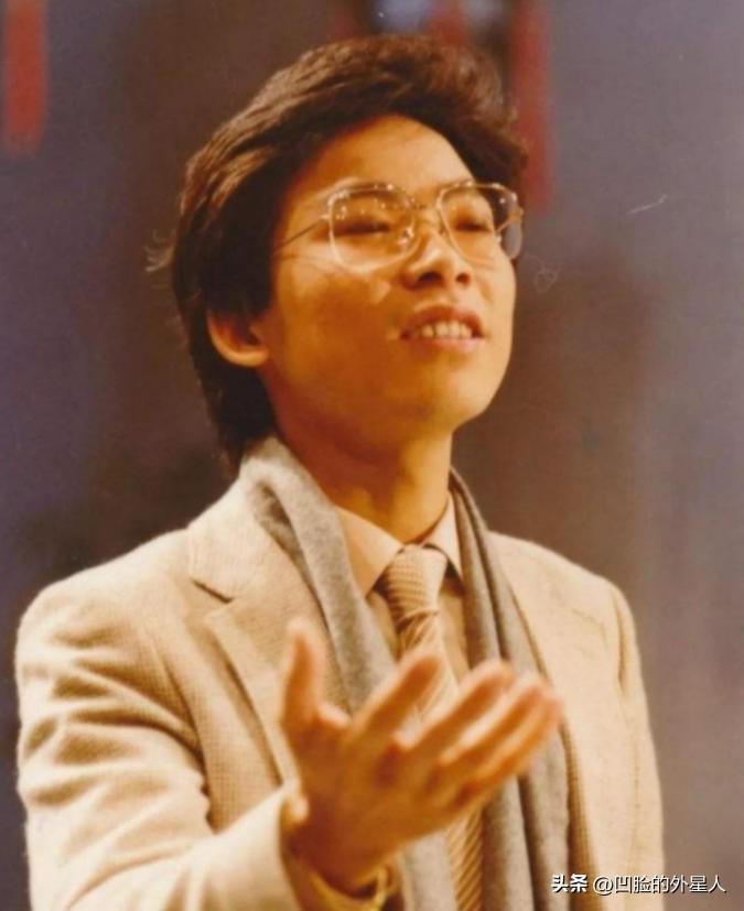 1982年，张明敏唱完《我的中国心》后，被香港乐坛除名，正当他心灰意冷准备回电子