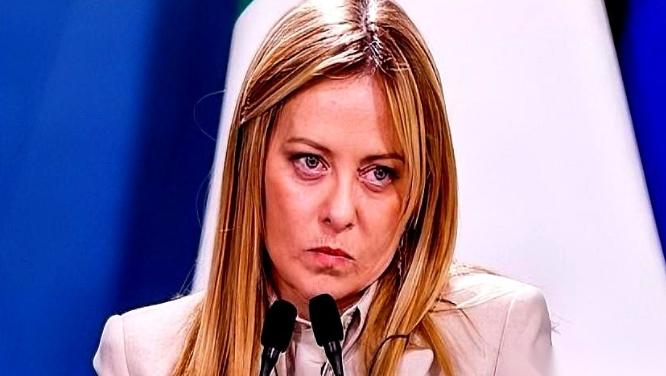 意大利总理梅洛尼，昨天对着整个欧洲，撂下了一句狠话。她说，所有人都冷静点，谁也别