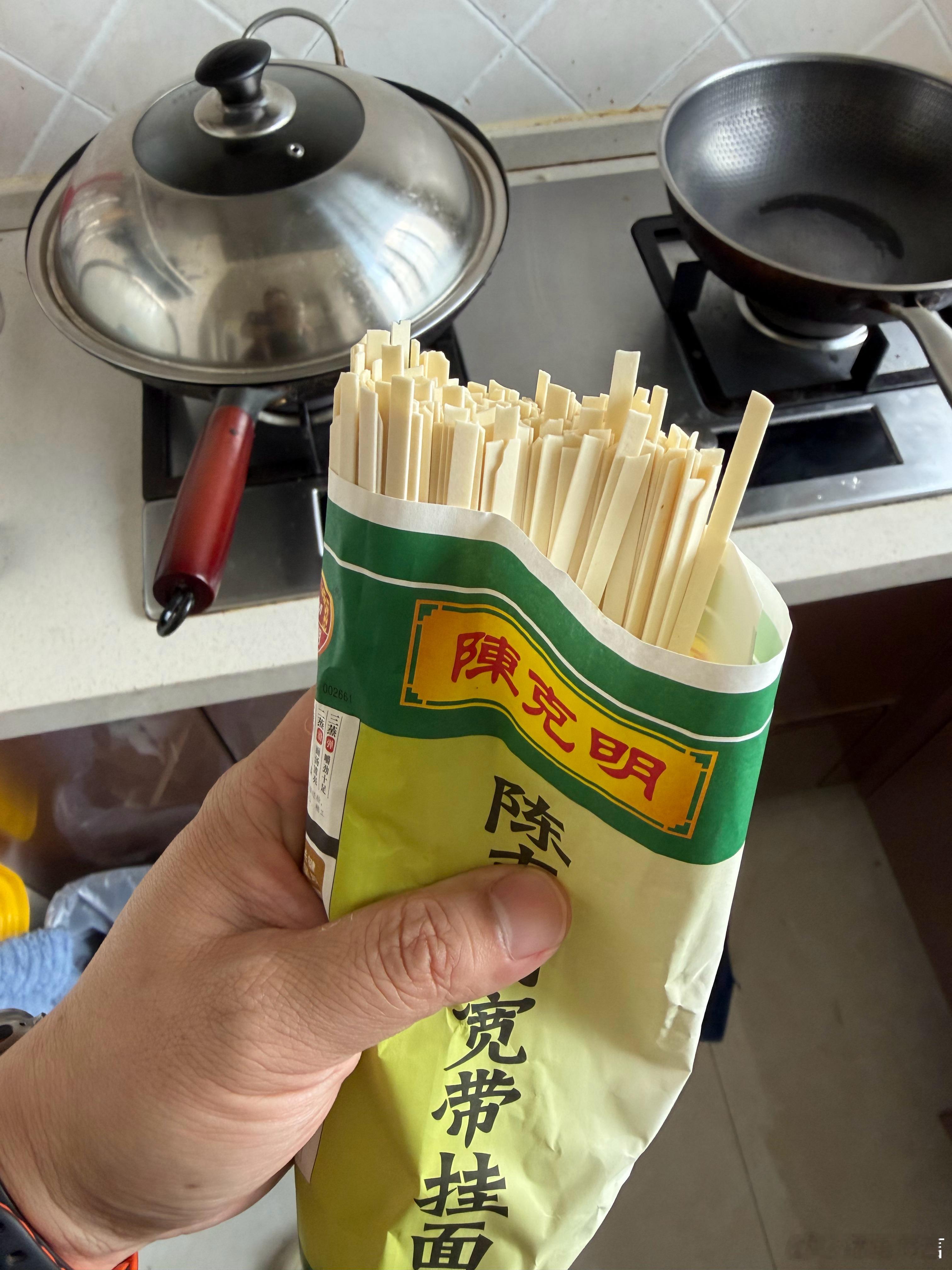 让他们去拍摄买菜视频记录生活，等了两个小时空手回来，李立问你们买的菜呢，他们说光