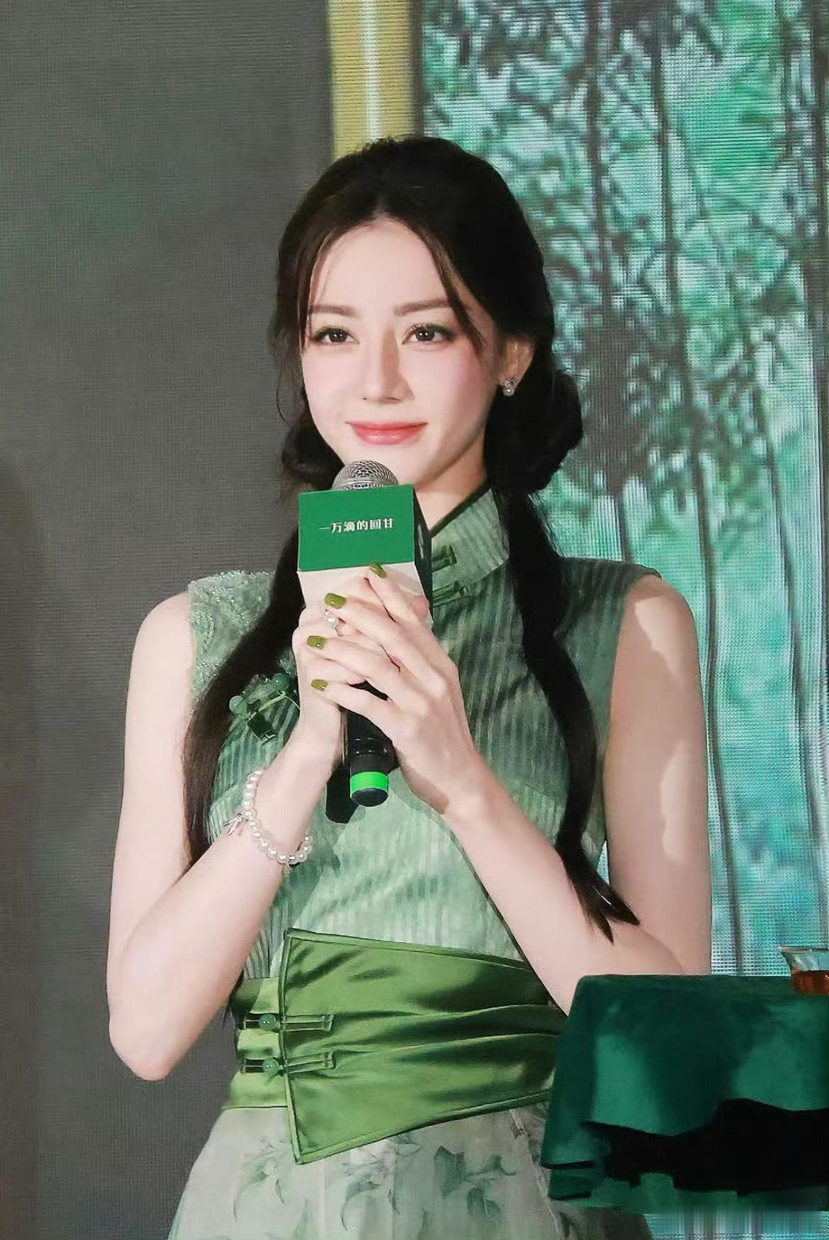迪丽热巴工作室 还不出图到现在都没出图吗？这工作室效率也是很低了 ​​​