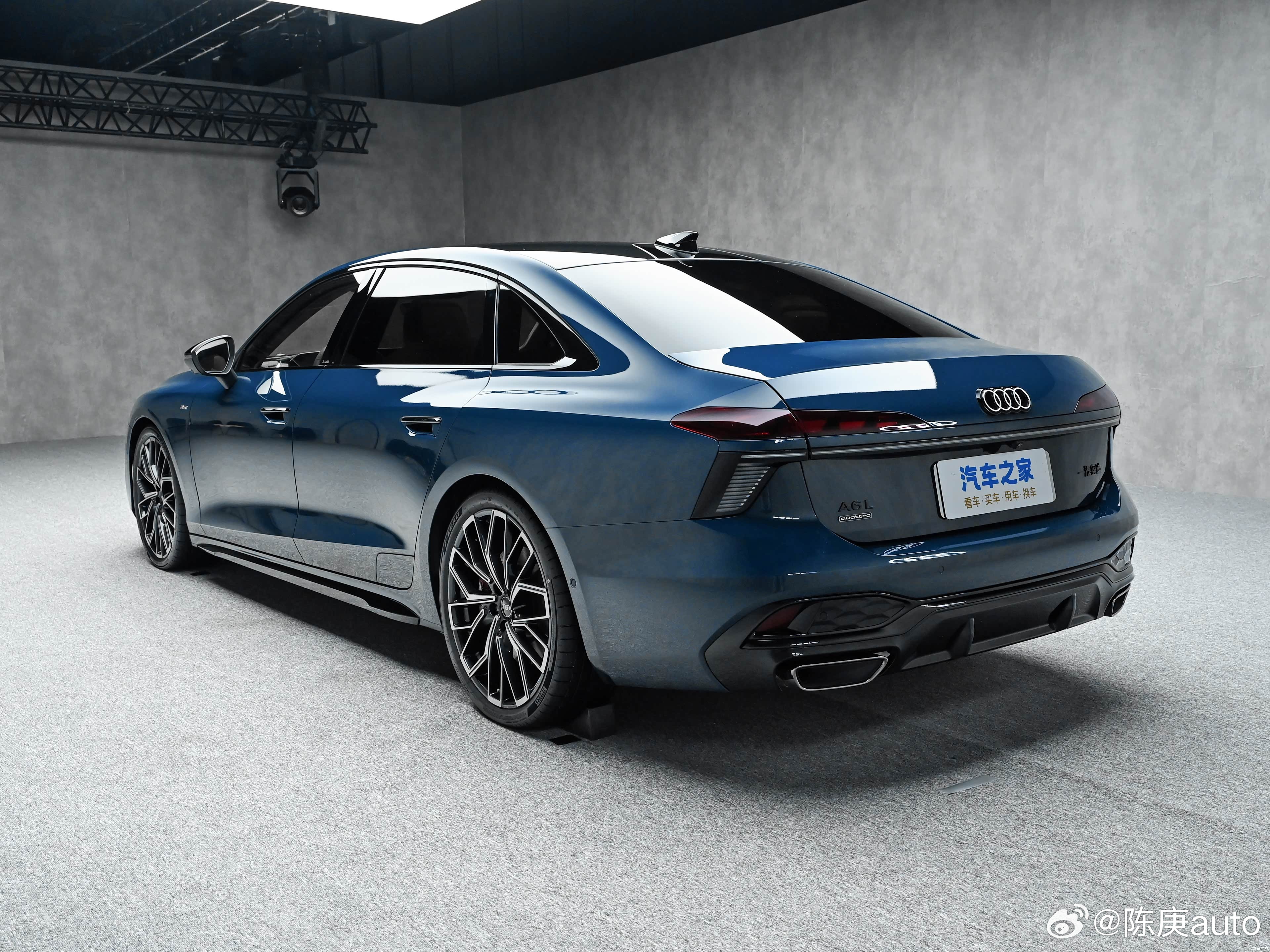 国产全新奥迪A6L运动版，实车相当帅，除了2.0T以外依然保留3.0T版本，5系