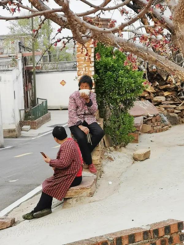 婆媳矛盾是个世纪难题！
这真的让我头疼，以前为了这买过书，上过课，偶尔还听专家夸