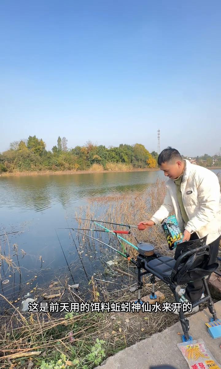 别再抱怨钓不到鱼了，可能是你的鱼食“素”了。
老手把蚯蚓挂好钩，会再蘸一下身边的