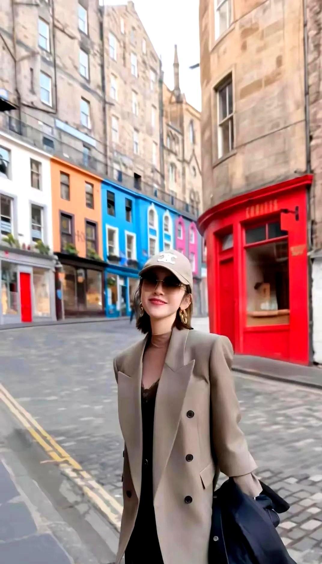 唐艺昕这组苏格兰出游照，简直是教科书级别的度假模版！

她穿着驼色西装配蕾丝内搭