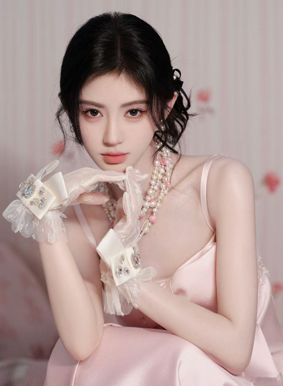 鞠婧祎和哈妮克孜顶峰相见了 缘分真的很奇妙，两位高颜值演员相遇，迫不及待想看她们
