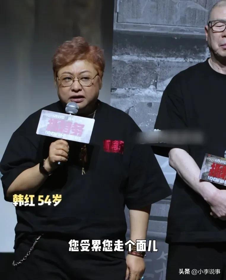 谁都看得出来，韩红现在铁定肠子都悔青了。
 
当初张嘴就让大伙给冯小刚新片捧场，