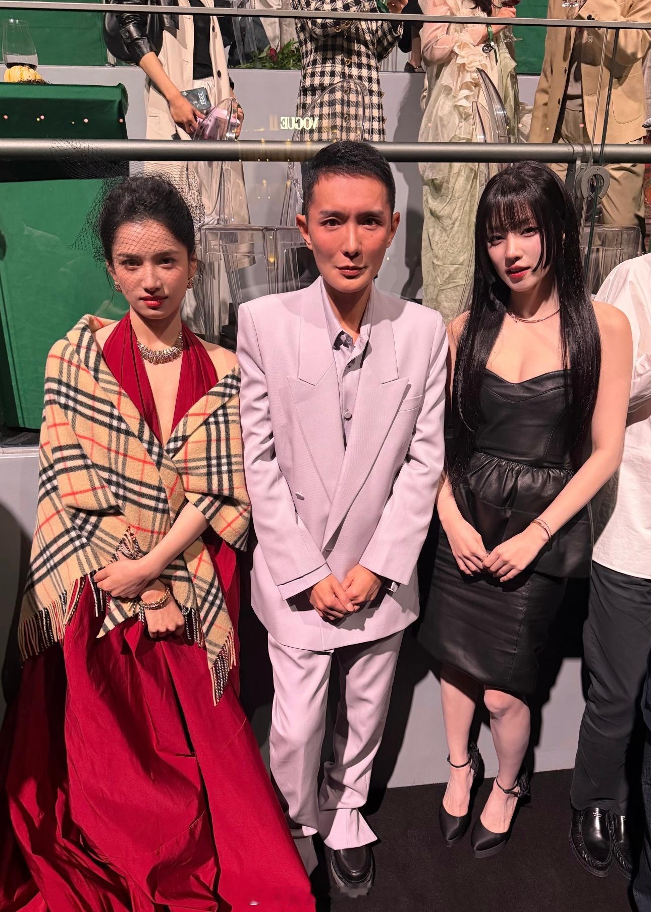 Vogue盛典，主编刘冲和张婧仪、宋雨琦的合影（宋威龙拍的） ​​​