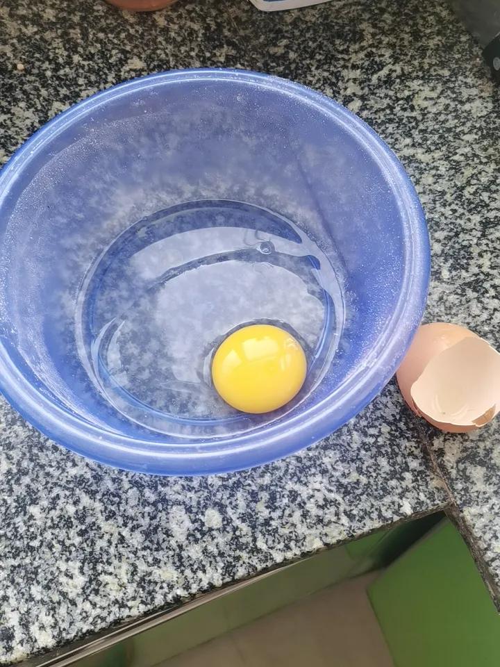 鸡蛋壳掉到鸡蛋液里，还能不能吃？

不小心把鸡蛋壳掉到鸡蛋液里了，按道理说蛋壳上