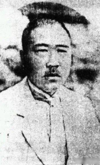 1922年，张宗昌与俄国武官打牌，俄武官输得精光，张宗昌就坏笑着说:“你欠我的钱
