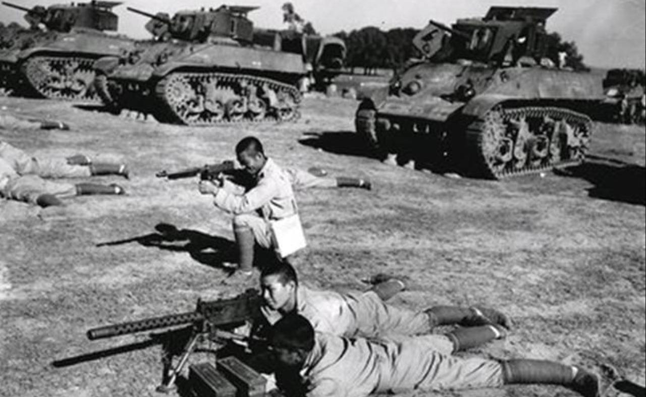 这张二战时期历史老照片，拍摄于印度兰姆伽训练基地。画面是中国驻印军（中国远征军）