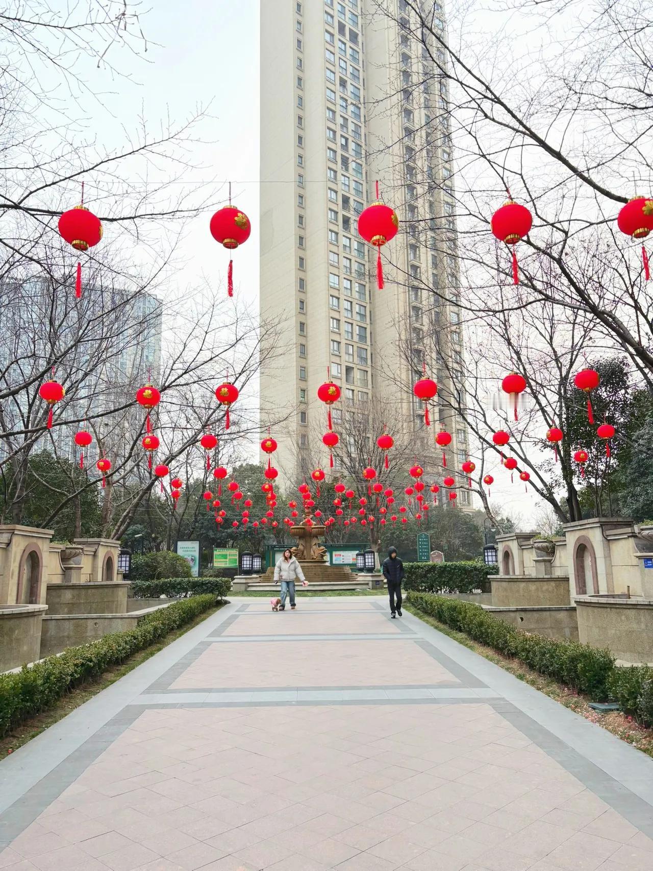 新年将至
小区年味愈浓
红韵满庭
暖意融融
楼栋门口
挂起喜庆红灯笼
随风轻晃
