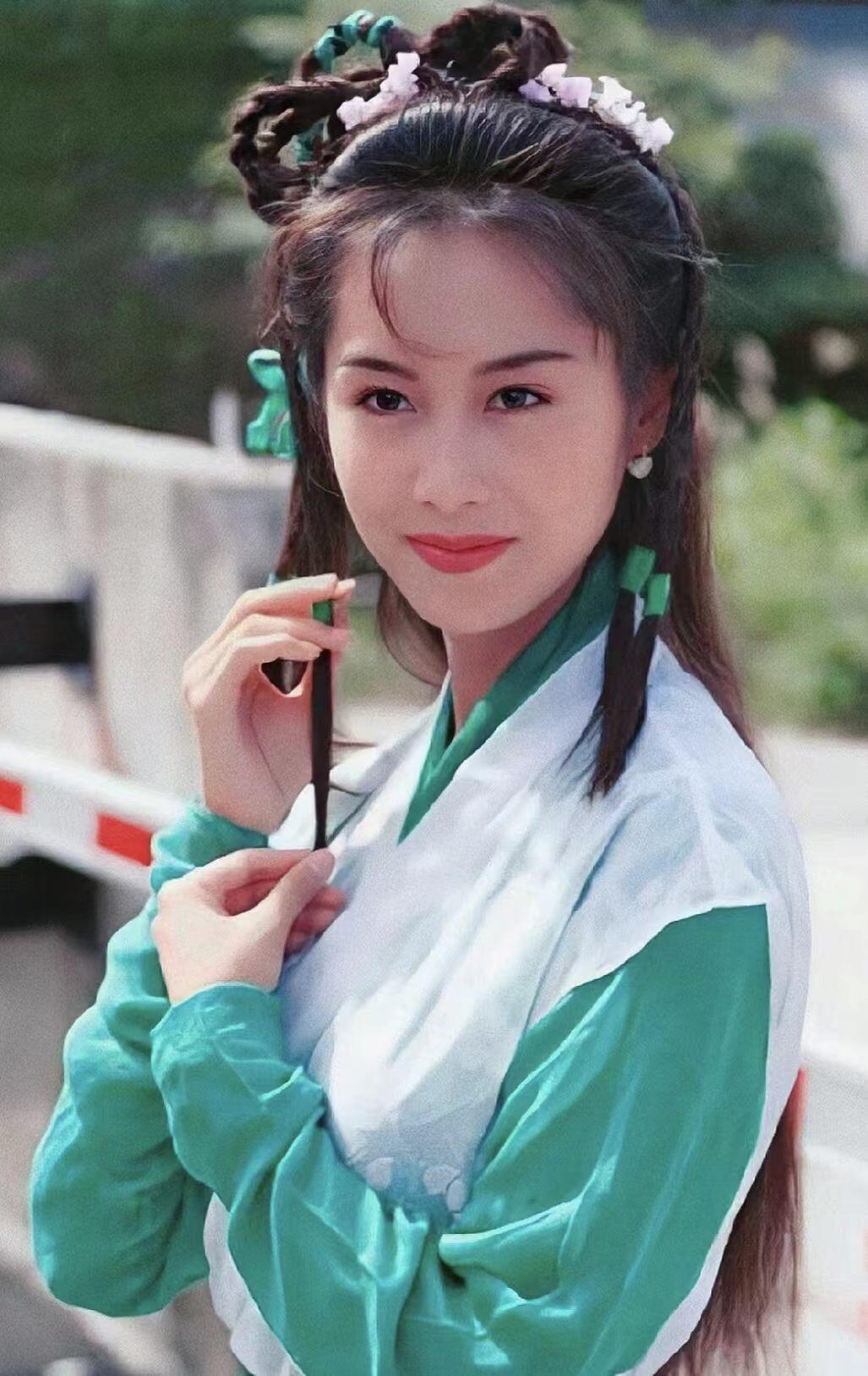 朱茵的美无关柔媚，也不似温婉，独独透着鲜活灵动的鬼马劲儿。一双眼眸盛满狡黠与灵气