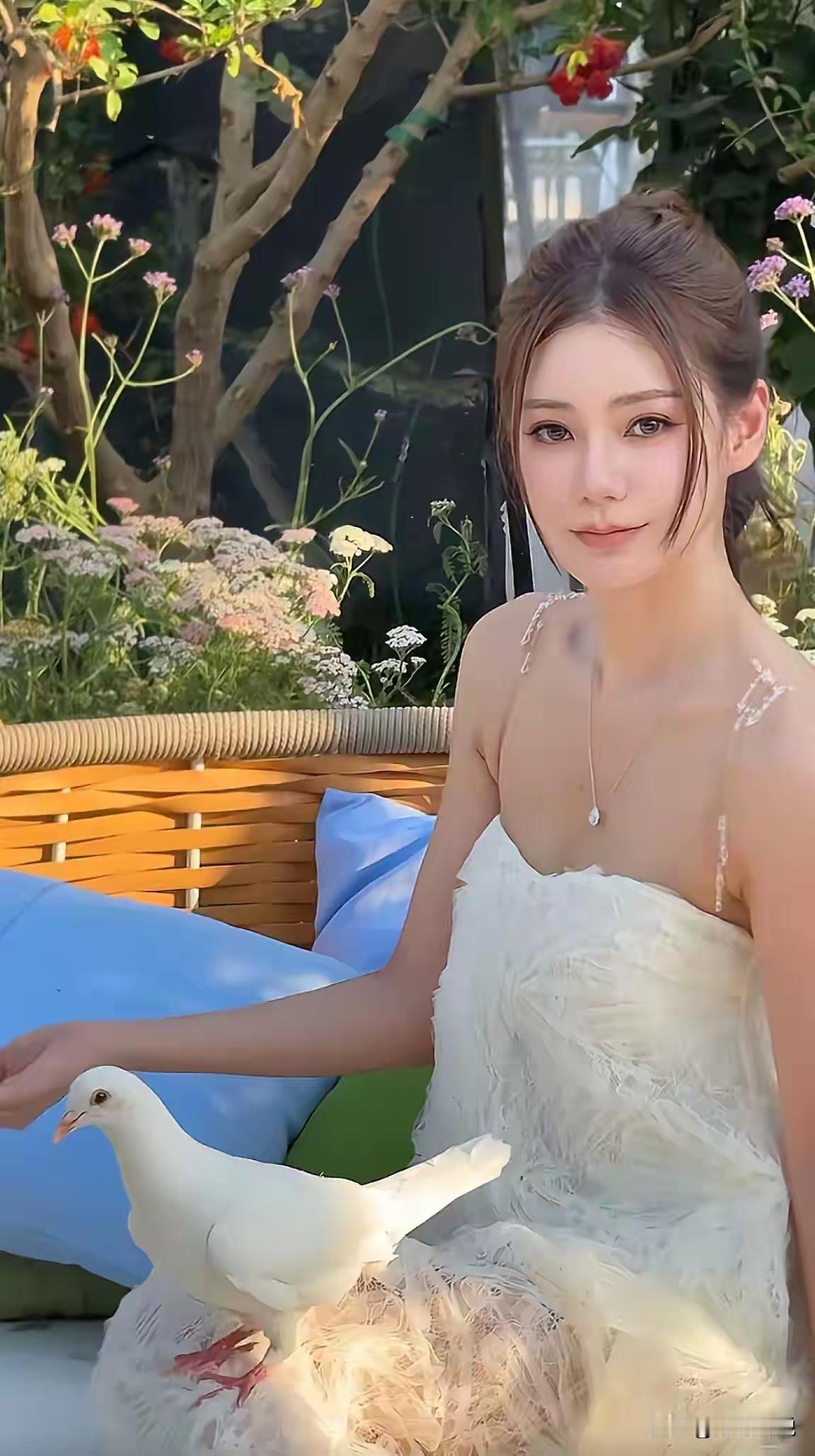 小梅真的是拯救了小菲，让小菲情绪稳定，心情也变好了。她能做的事情很多，帮小菲分担