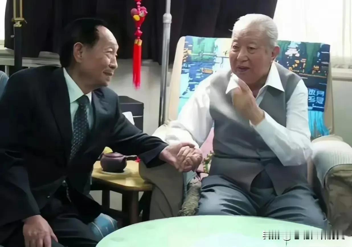 2006 年的北京，留下了一张无比珍贵的合影。照片中的主角是袁隆平爷爷和华国锋同