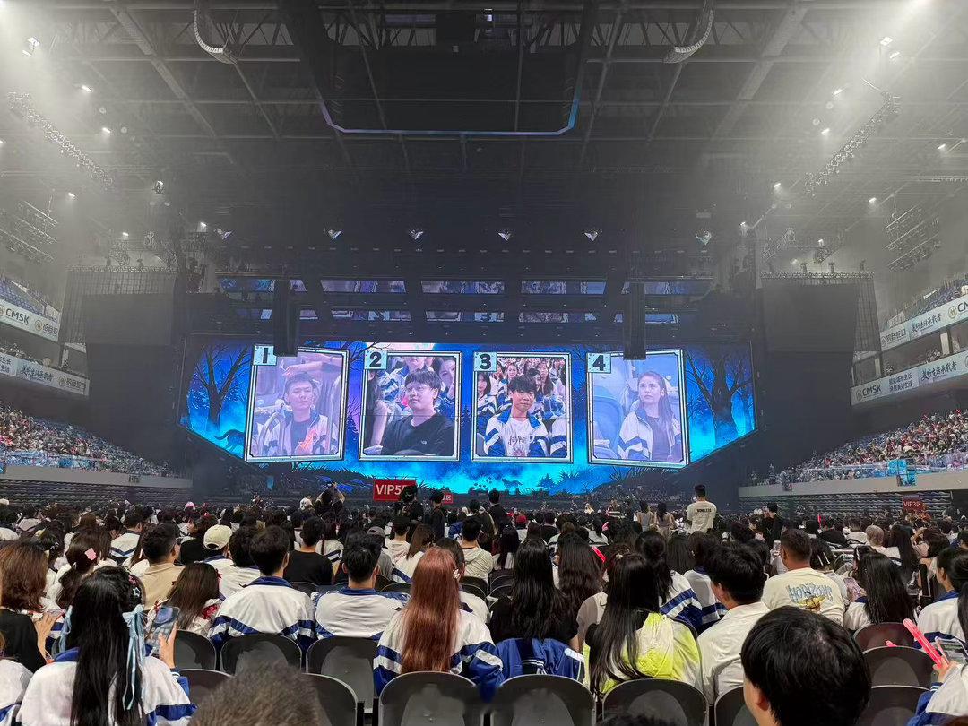 徐良演唱会变万人狼人杀现场徐良演唱会进场先找狼 演唱会还没开始全场已经嗨在找狼里