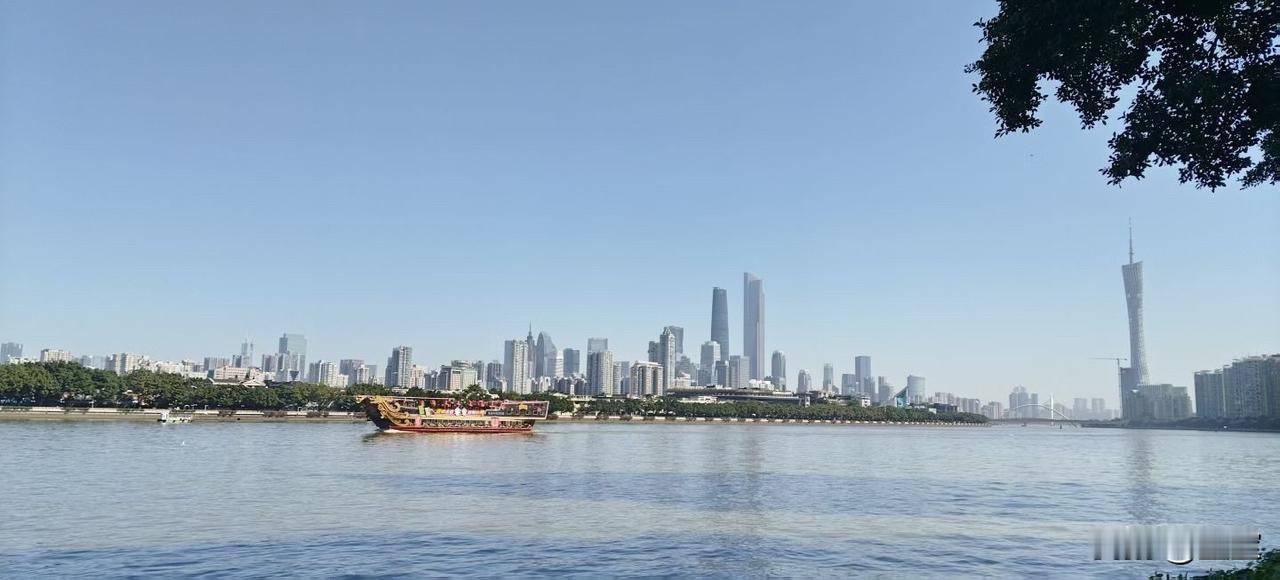 【早安广州：今日份治愈，是天空的蓝白配】
珠江水面波光粼粼，天空一片湛蓝，纯净得