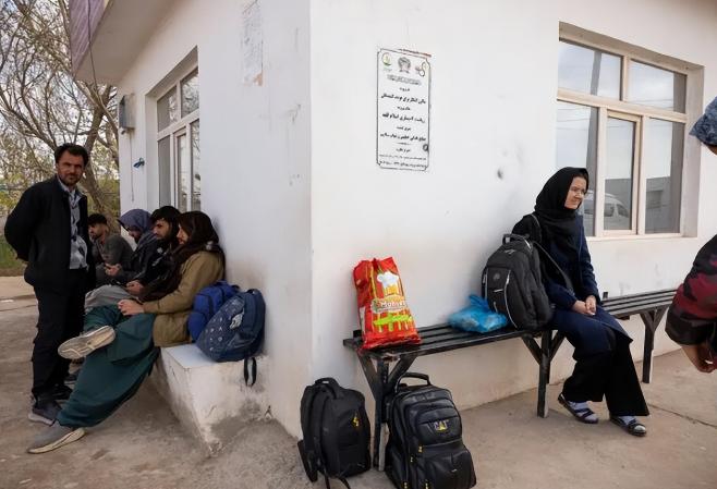 谁能想到，2026年的春天对阿富汗来说竟是冰封时刻，现在喀布尔街头的面粉价格翻了