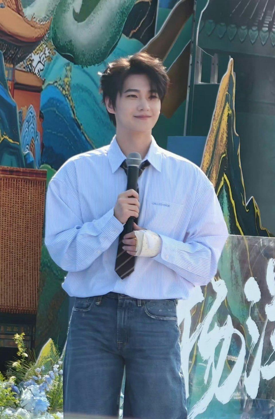 杨洋回应骨折不太明白，伤筋动骨100天，他这种情况怎么拍戏？怎么还能进组呢？ 