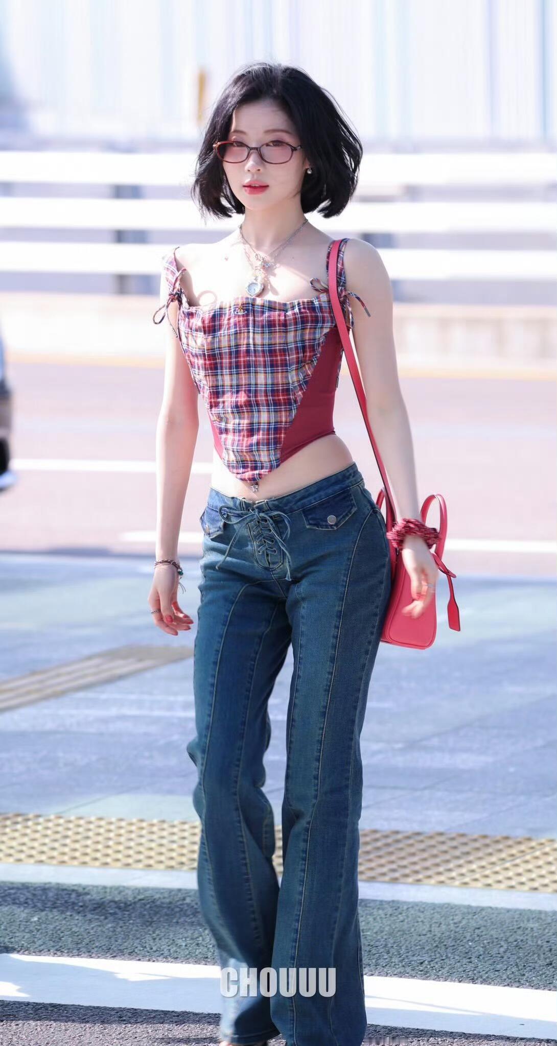 机场即秀场 2025年Asa机场穿搭盘点Asa 真的是标准的纤细身材她的穿搭也把