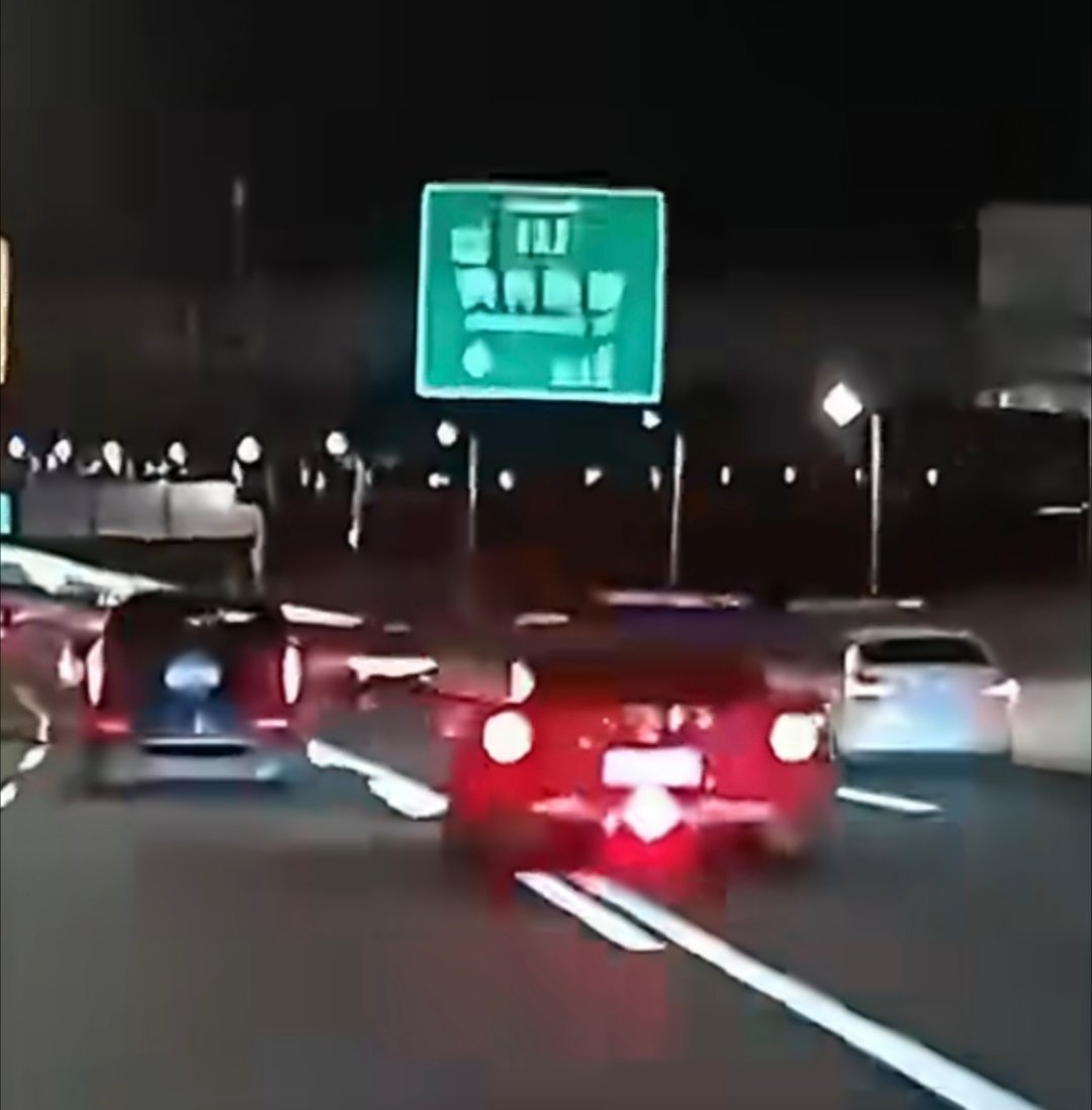 上海嘉闵高架有车和法拉利飙车性感的车尾 法拉利F12berlinetta ​​​