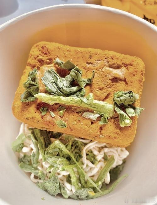 早就有了，冻干技术，宣传就是大片肉和菜，卖的也更贵，包括那些鲜蔬汤和早餐粥都是这