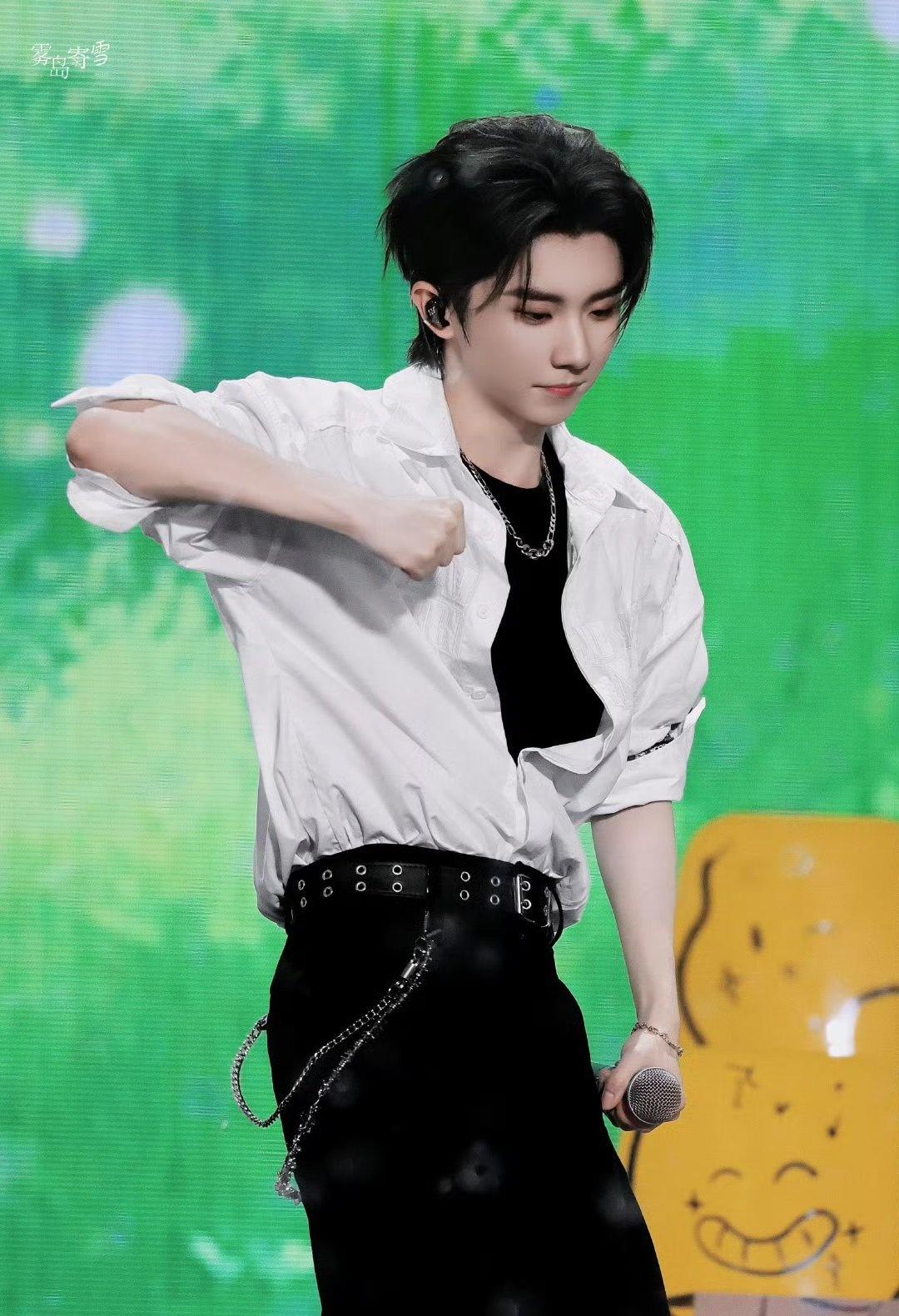 马嘉祺 💜马嘉祺奇迹ost上线 💜马嘉祺 蜉蝣 

带上耳机🎧整个世界只有