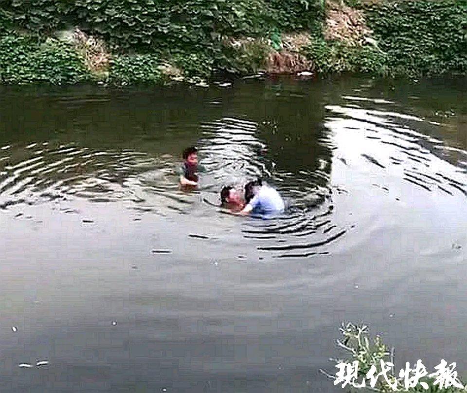 最近看到两则令人动容的新闻。7月17日下午，盐城射阳县临海镇，一女孩滑落河中沉入