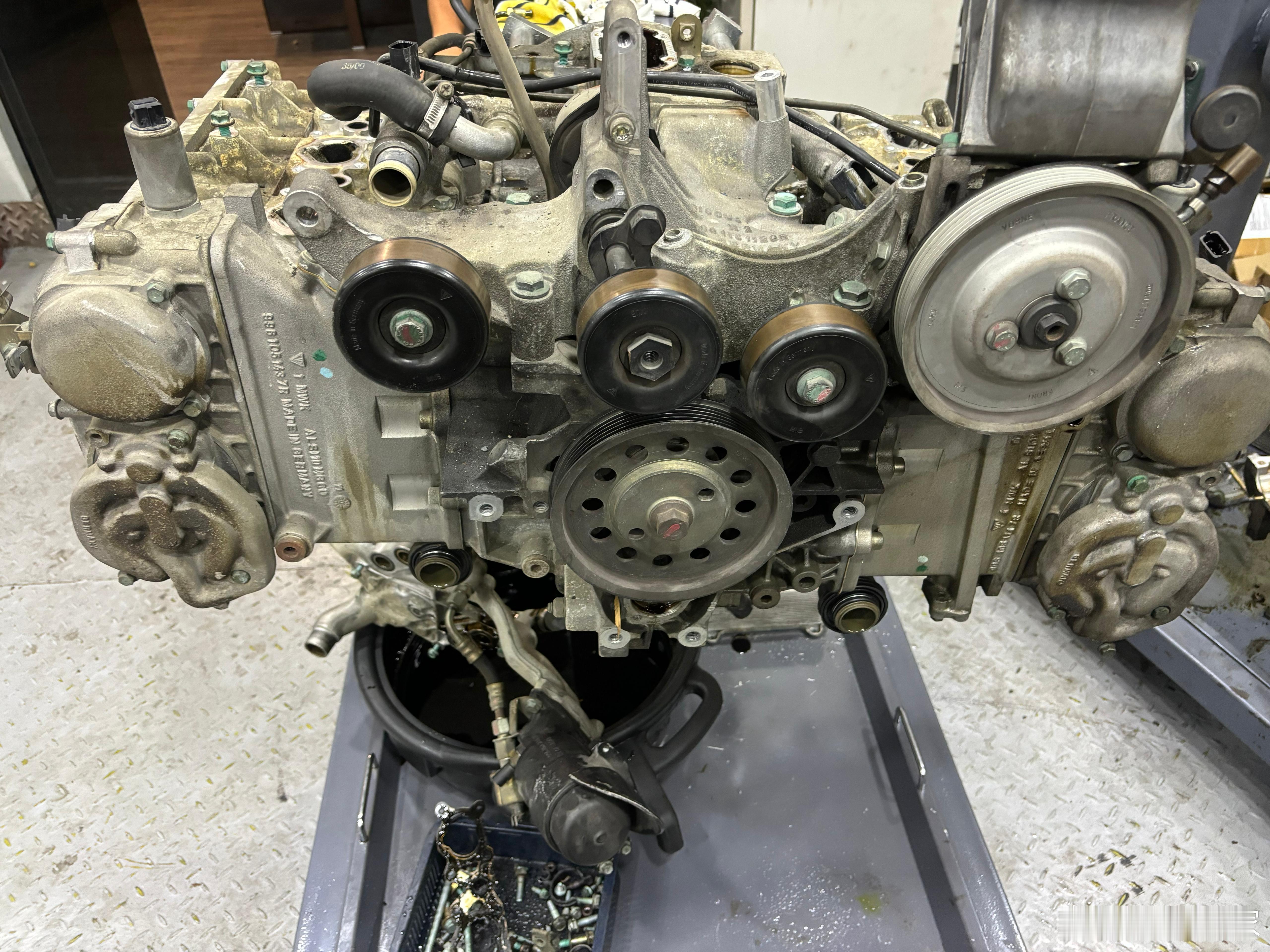 一部9万多公里的保时捷996 Turbo引擎，因为疏于保养，可以弄到这个样子[允